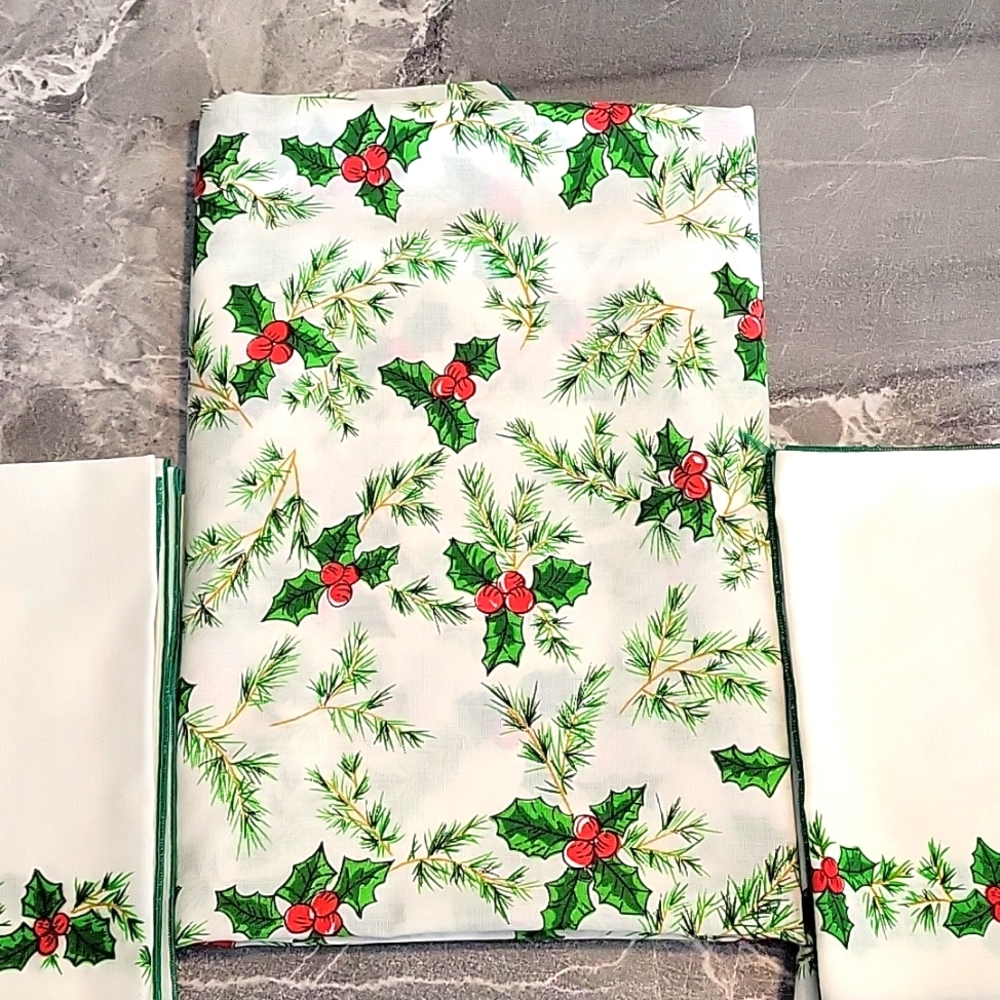 VINTAGE CHRISTMAS TABLECLOTH W/NPKS